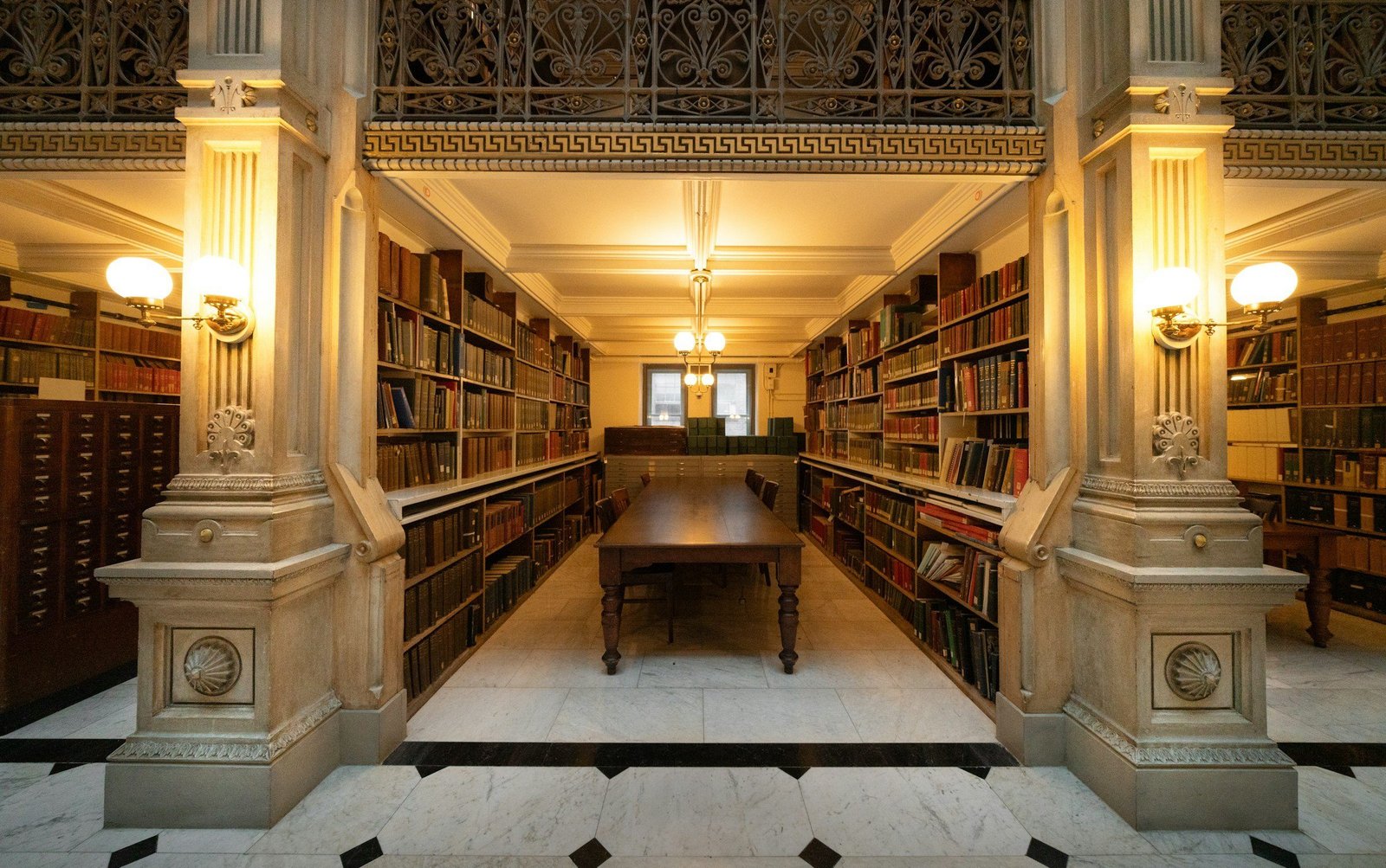 Sala di consultazione archivio storico con schedari e volumi rilegati