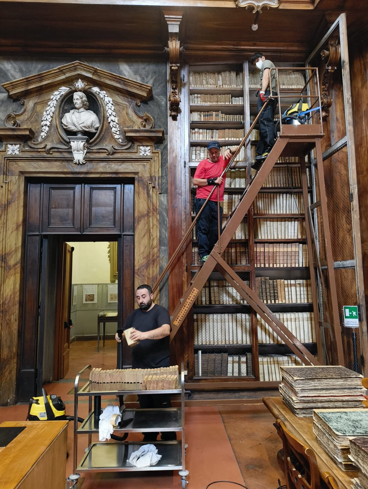 Team Porcacchia Egidio durante la depolveratura di un fondo librario storico