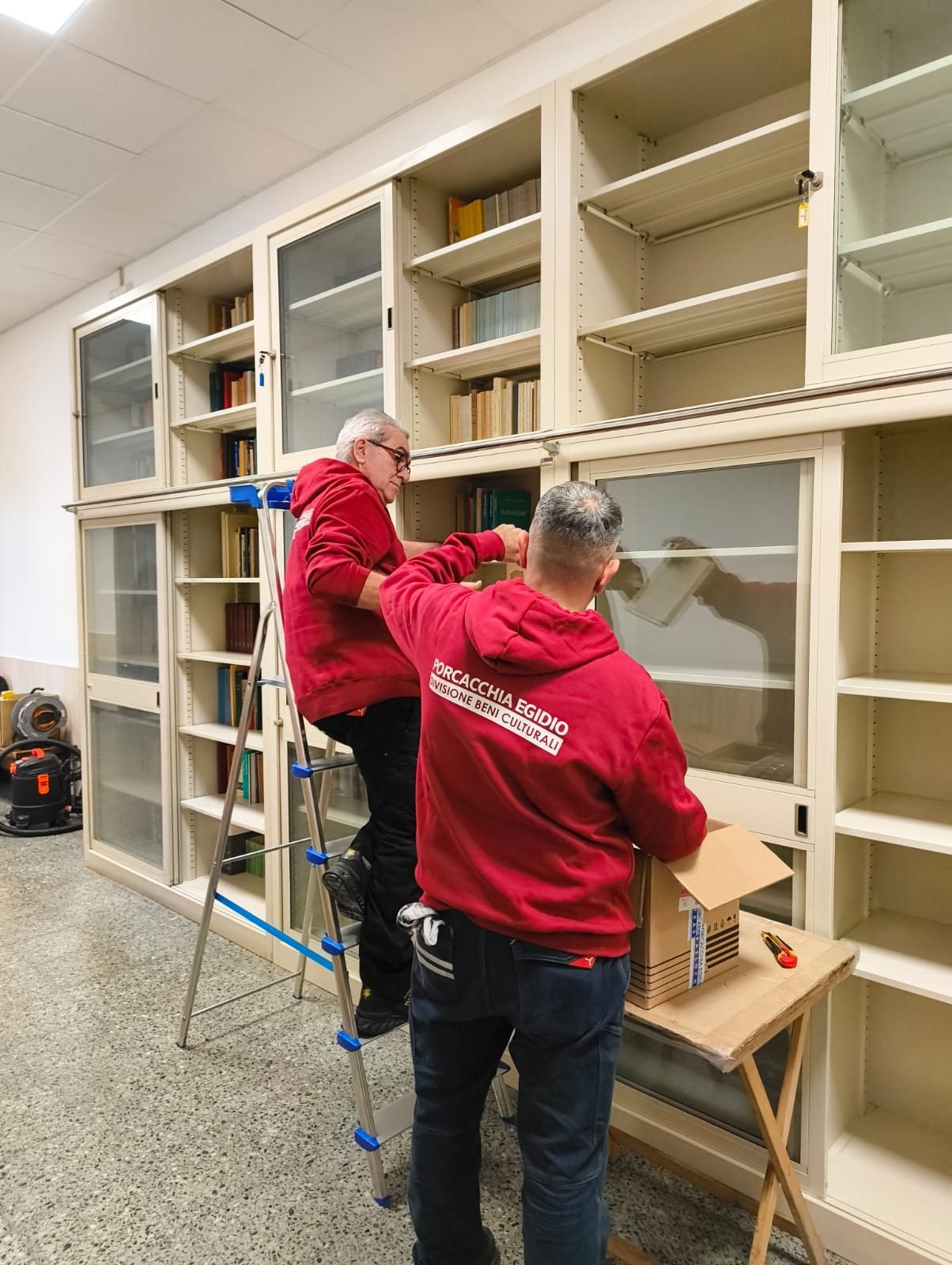 Svuotamento scaffalature archivio durante un trasferimento
